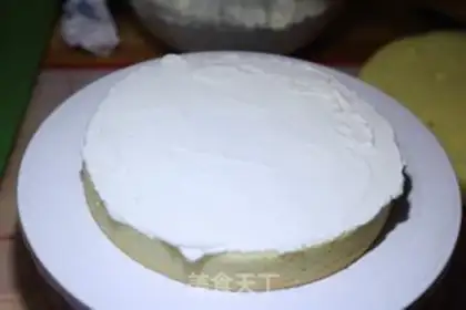 Make Christmas cream birthday cake step 20