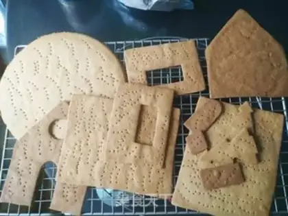 Make Christmas gingerbread house step 10