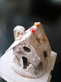 Make Christmas gingerbread house step 14