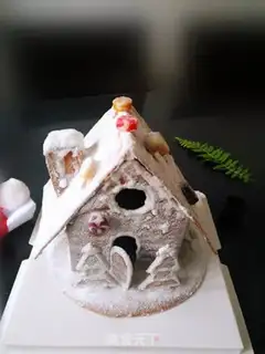 Make Christmas gingerbread house step 15