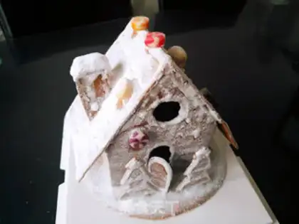 Make Christmas gingerbread house step 17