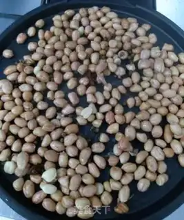 Make Pie-cooked peanut rice step 1