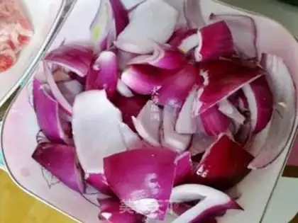 Make Onions, black-mucked meat step 1