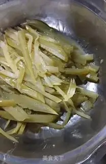 Make Sour cucumber fried potatoes step 1