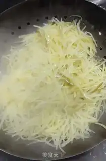 Make Sour cucumber fried potatoes step 4