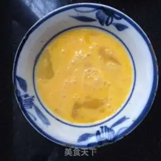 Make Garlic fried eggs step 1