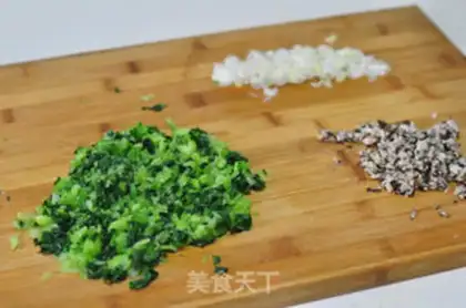 Make A green pork dumpling step 3