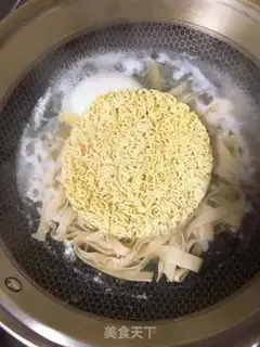 Make Egg-peased noodles step 1