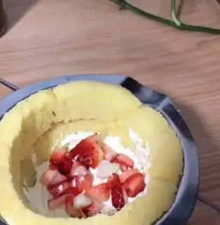 Make Strawberry cream cake step 4