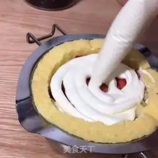 Make Strawberry cream cake step 7