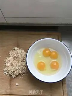 Make Eggs and shrimp pie step 0