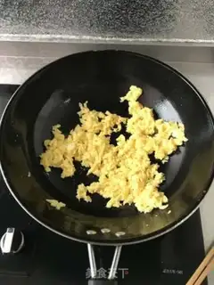 Make Eggs and shrimp pie step 1