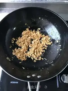 Make Eggs and shrimp pie step 2