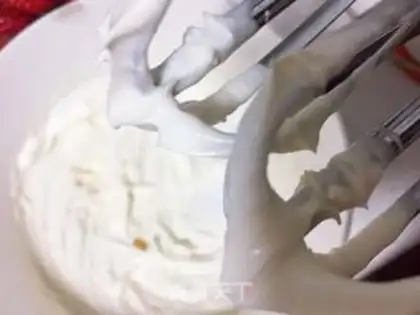 Make Strawberry cream snowman step 1