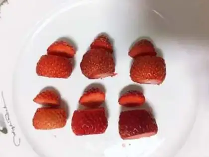 Make Strawberry cream snowman step 3