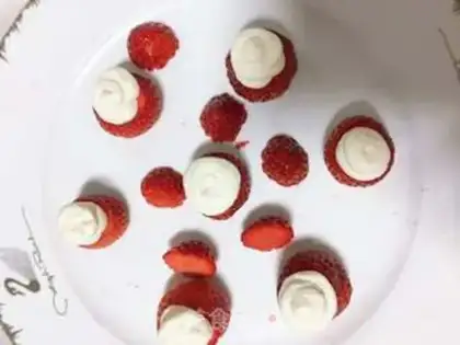 Make Strawberry cream snowman step 4
