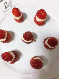 Make Strawberry cream snowman step 5