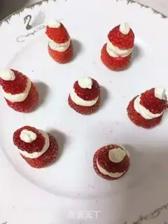 Make Strawberry cream snowman step 6