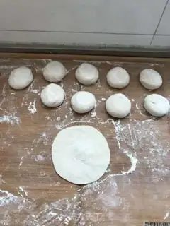 Make A lamb onion pie step 6
