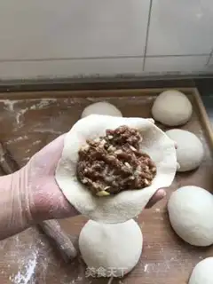 Make A lamb onion pie step 7