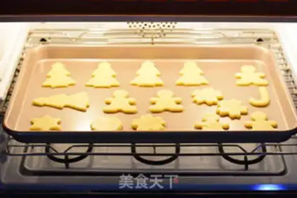 Make Christmas frosting cookies step 6