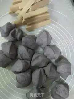 Make Black rice sausage roll step 3