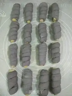 Make Black rice sausage roll step 4