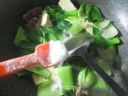 Make ♪ ♪ The chrysanthemum tofu soup ♪ step 4