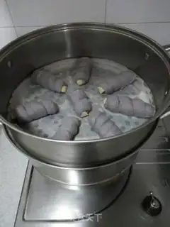 Make Black rice sausage roll step 5