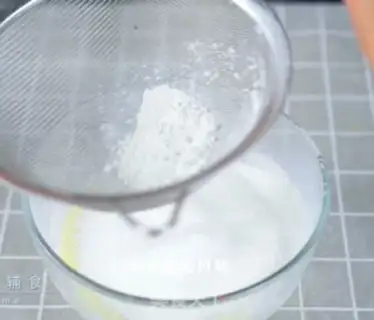 Make Christmas tree cake step 1