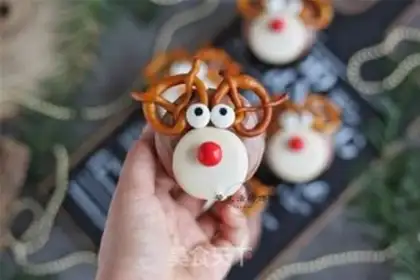 Make Christmas moose cake step 9