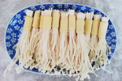 Make Spicy bean-skin gold mushroom rolls step 1