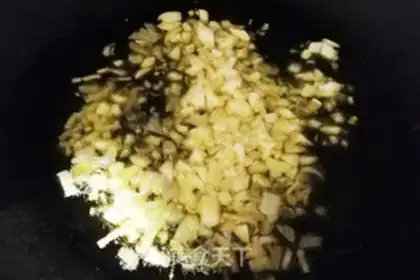 Make Spicy bean-skin gold mushroom rolls step 3