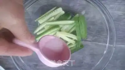 Make A cucumber-muck fan step 1
