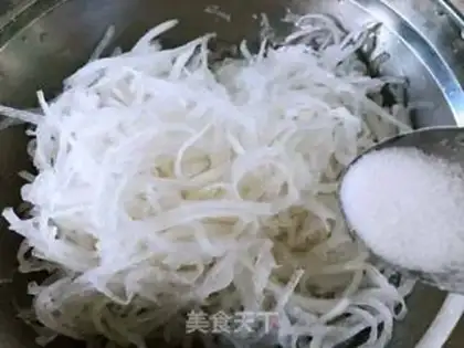 Make The white radish with pepper step 1