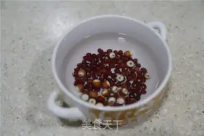 Make ♪ ♪ And the red bean chicken leg soup ♪ step 2