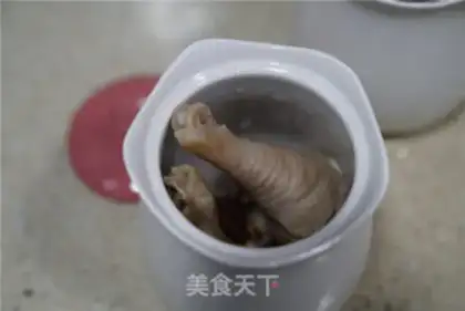 Make ♪ ♪ And the red bean chicken leg soup ♪ step 3