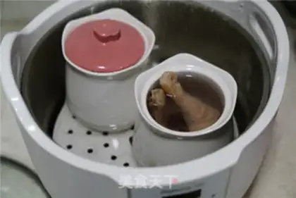Make ♪ ♪ And the red bean chicken leg soup ♪ step 4