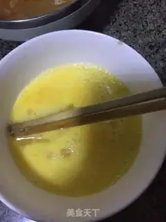 Make Garlic fried eggs step 1
