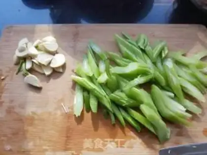 Make The ruffled celery step 0