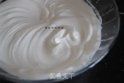 Make Christmas cream cake step 5