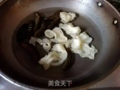 Make A tummy-breeding mushroom gel soup step 1