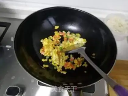 Make Three fresh fried rice step 4