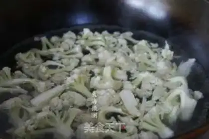 Make Tomato fried flowers step 1