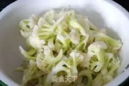 Make Tomato fried flowers step 2