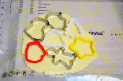Make Christmas frosting cookies step 6