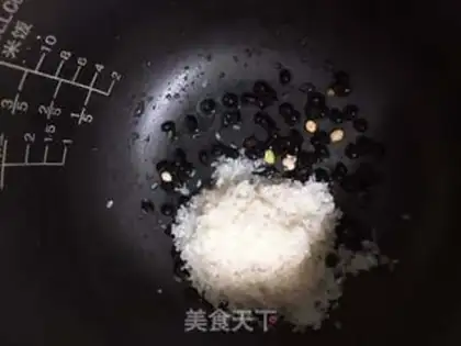 Make Black bean rice congee step 2