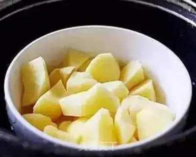 Make Gold potato shrimp step 1