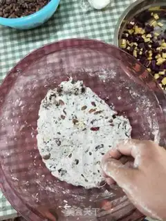Make Dancing net red sticky bean buns step 5