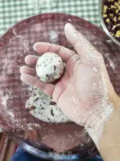 Make Dancing net red sticky bean buns step 6